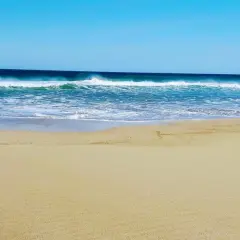 Piękne plaże Pafos z falami rozbijającymi się o brzeg. Idealne miejsce na relaks.