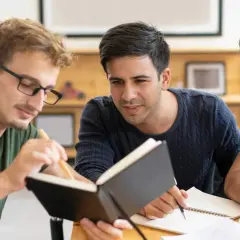 Tre studenti collaborano su un progetto, con un libro aperto. Il tempo per studiare è **enough quando si usa** con saggezza.