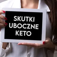 Kobieta trzyma tablet z napisem "SKUTKI UBOCZNE KETO". Zastanawiasz się nad dietą keto? Poznaj potencjalne skutki uboczne.