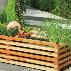 Ein **gartenbrunnen selber bauen** ist mit diesem rustikalen Holzgefäß und der Terrakotta-Kugel leicht gemacht. Wasser plätschert beruhigend.