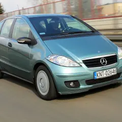 Turkusowy Mercedes Klasy A w ruchu drogowym. Mechanicy chwalą jego niezawodność i komfort jazdy.