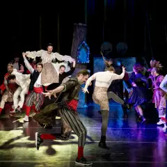 Scena teatralna z ludźmi w strojach ludowych. Wesele, co symbolizuje chocholi taniec, to chaos i utrata kontroli.