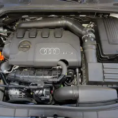 Silnik TFSI z Audi A3 2004. Widoczny jest blok silnika, układ dolotowy i zbiornik płynu chłodzącego.