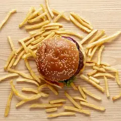 Ile waży hamburger? Odkryj zaskakujące różnice w wagach!