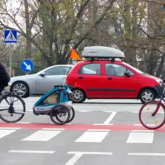 Rowerzyści na pasach, zgodnie z przepisami, mają pierwszeństwo. Samochody powinny ustąpić.