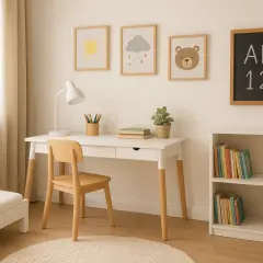 Schreibtisch im Kinderzimmer mit süßen Bildern, Büchern und einem Teddybär. Tolle kinderzimmer schreibtisch ideen für kleine Entdecker.