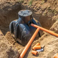 Instalacja szamba i rur drenarskich. Jak kłaść rurę drenarską, by zapewnić prawidłowe odprowadzanie wody.