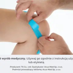 Aplikacja plastra kinezjoterapeutycznego na kolano, pomagająca w problemach z wiotkością stawów.