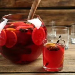 Aromaticzny poncz z pomarańczą i gwiazdkami anyżu, idealny na zimowe wieczory. Ten przepis na poncz zachwyci każdego!