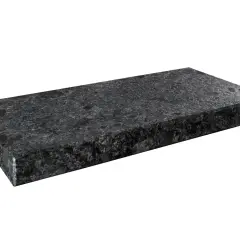 Granitowy parapet w ciemnych kolorach, z widocznym ziarnistym wzorem. Idealny do nowoczesnych wnętrz.