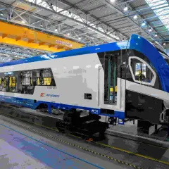 Nowe, niebiesko-białe zespoły trakcyjne PKP Intercity w hali produkcyjnej.