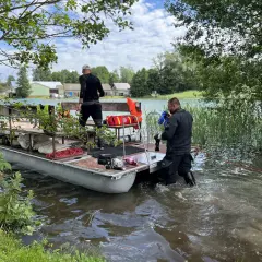 Ratownicy na pomoście przy Jeziorze Hańcza przygotowują sprzęt. To jedna z atrakcji tego miejsca, gdzie można podziwiać podwodny świat.