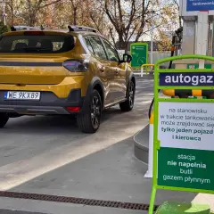 Żółty Dacia Sandero Stepway na stacji autogazu. Kierowca sprawdza dacia sandero stepway spalanie przed tankowaniem.