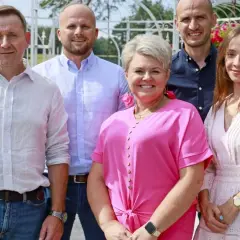 Uczestnicy programu "Rolnik szuka żony 11" pozują do zdjęcia. Wszyscy uśmiechnięci, gotowi na nowe znajomości.