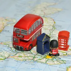 Miniaturowy czerwony autobus, budka telefoniczna i żołnierz na mapie Londynu. Ile trwa rozszerzony angielski? Tyle, ile trwa podróż po Wielkiej Brytanii!