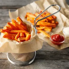 Chrupiące frytki z batata, idealne do pieczenia, podane z keczupem i majonezem.