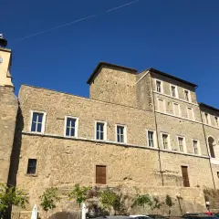 Antico palazzo con torre dell'orologio a Ischia di Castro, cosa vedere in questo borgo storico.