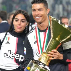 Cristiano Ronaldo z pucharem i jego partnerka. Obok uśmiechnięta mama Cristiano Ronaldo.