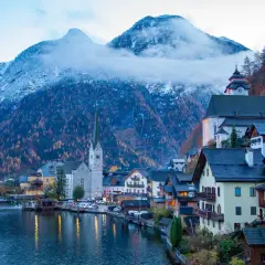 Hallstatt, Austria. Ciekawostki o tym malowniczym miasteczku obejmują jego położenie nad jeziorem i otoczenie gór.