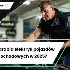 Mechanik samochodowy sprawdza silnik. Dowiedz się, ile zarabia elektryk samochodowy w 2025 roku.
