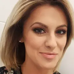 Uśmiechnięta Justyna Kosela, z blond włosami i makijażem, wygląda na młodą. Ile ma lat?