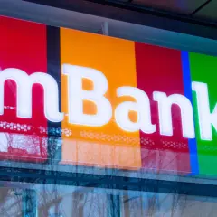 Logo mBank z białymi literami na kolorowym tle. Szukasz identyfikator mbank gdzie znajde?