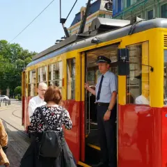 Wrocław jak dojechać z dworca na rynek? Wsiądź do zabytkowego tramwaju "Gustaw" z motorniczym.