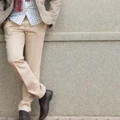 Stylizacje męskie ze spodniami khaki: 10 modnych inspiracji