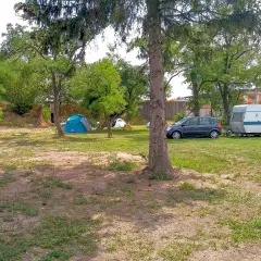 Ile kosztuje postawienie przyczepy kempingowej nad jeziorem? Sprawdź ceny!