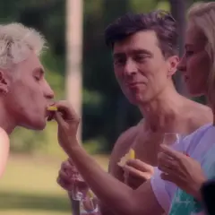 Trzy miłości film: blondyn z cytryną, mężczyzna wpatrzony w kobietę, która karmi blondyna.