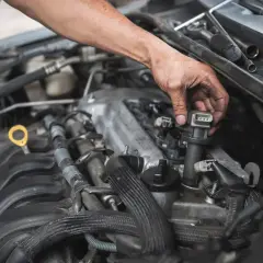 Mechanik wymienia cewkę zapłonową, co może być rozwiązaniem problemów z nierówną pracą silnika. Objawy awarii cewki zapłonowej są różne.