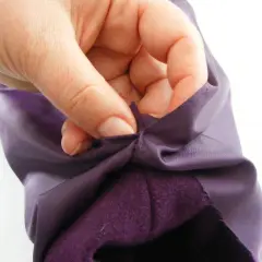 Jak skrócić rękawy w bluzce bez szycia i zniszczeń materiału