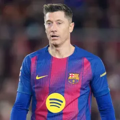 Robert Lewandowski w koszulce FC Barcelony, jeden z najnowszych transferów piłkarskich, gotowy do gry.