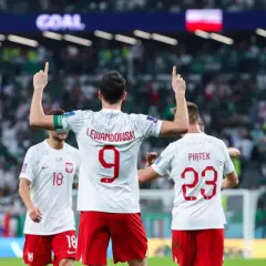 Piłkarze Polski świętują bramkę. Lewandowski z numerem 9, Piatek z 23. To właśnie jest mundial!