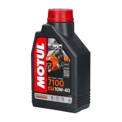 Czarna butelka oleju silnikowego Motul 7100 10W-40 z czerwonym korkiem i grafiką motocyklistów.