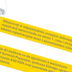 Szary symbol samochodu obok żółtego paska z tekstem o czasowej rejestracji pojazdu i badaniach technicznych.