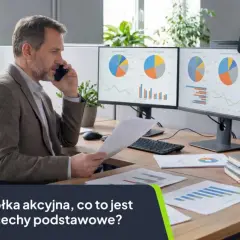 Mężczyzna rozmawia przez telefon, analizując wykresy. Czy prosta spółka akcyjna to dobry wybór dla Twojego biznesu?