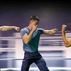 Bokser w ruchu, ćwiczący ciosy w boksie nazwy: lewy prosty, prawy sierpowy.