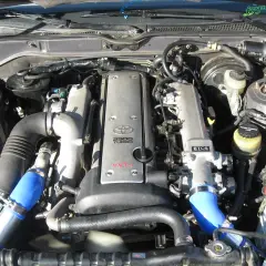 Silnik 2JZ-GE z Toyoty Supra. Ten legendarny silnik napędzał wiele sportowych aut, oferując niezawodność i potencjał tuningowy.