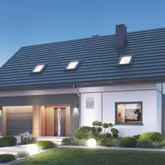 Nowoczesny projekt domu 50m2 z garażem, dużym oknem i drewnianymi elementami. Biała elewacja, szary dach, zadbany ogród z oświetleniem.