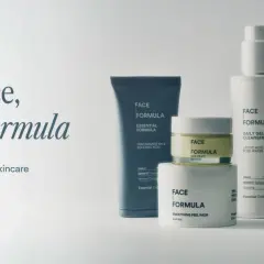 Face Formula-produkter i minimalistisk design. Texten "New face, Same formula" antyder en beprövad hudvårdsformel.