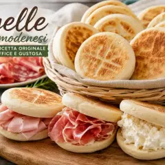 Tigelle modenesi, soffici e gustose, pronte per essere farcite. La ricetta originale per un piacere autentico.