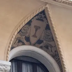 Affresco con leoni rampanti e calice, dettaglio architettonico del quartiere Coppedè.