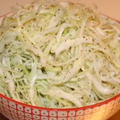 En skål med krispig vitkålssallad, perfekt för ett enkelt vitkål recept. Kryddad med örter och en krämig dressing.
