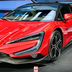 Czerwony supersamochód Yangwang U9 z czarnym dachem i agresywnym designem, prezentowany na wystawie.
