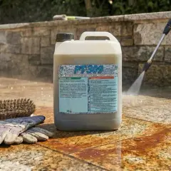 Pulizia profonda per fughe pavimento gres porcellanato. Detergente, spazzola e guanti pronti per un'azione efficace.