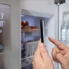 Użyj smartfona do sterowania lodówką Beko, sprawdzając temperaturę i ustawienia. Instrukcja pralki Beko może pomóc w konfiguracji.