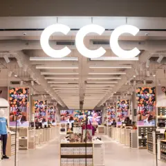 Wnętrze sklepu CCC. Jasne, przestronne, z półkami pełnymi butów i torebek. Można tu wygodnie zapłacić np. przez ccc paypo.