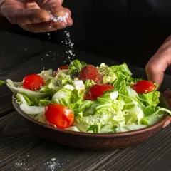 Jakie przyprawy do sałatki jarzynowej, aby zaskoczyć smakiem?