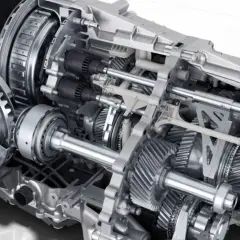 Przekładnia PDK, czyli Porsche Doppelkupplung, to zaawansowany system dwusprzęgłowy. Widzimy jej wewnętrzną budowę z licznymi zębatkami i elementami hydraulicznymi.